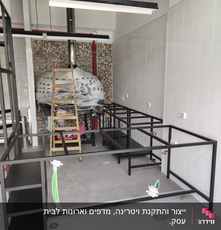 מסגרות מתכת שחורות מותקנות בחלל פנימי